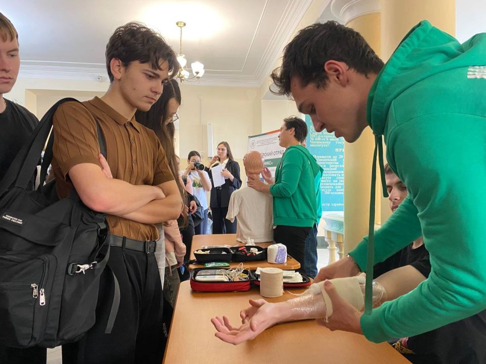 Юные корреспонденты городского молодежного медиацентра Читы посетили Читинскую государственную медицинскую академию Юные корреспонденты городского молодежного медиацентра Читы посетили Читинскую государственную медицинскую академию