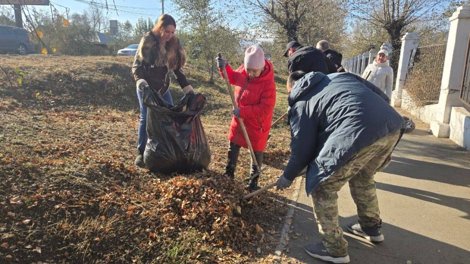 Сегодня традиционный субботник на закрепленной территории провел дружный коллектив администрации Ингодинского района