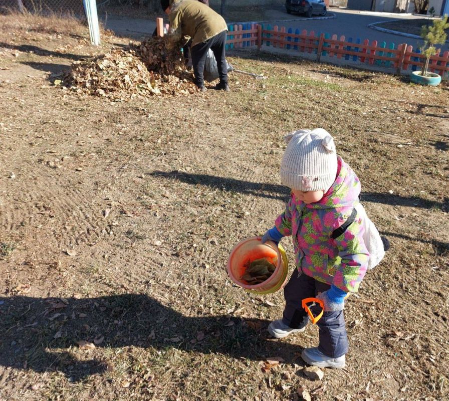 Вот так дружно, многолюдно, многовозрастно и весело провел сегодня субботник на придомовой территории ТОС «Все в наших руках» Черновского района!