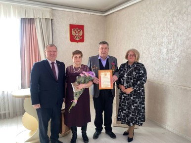 Глава администрации Железнодорожного района поздравил семью Хайловых с Золотой свадьбой