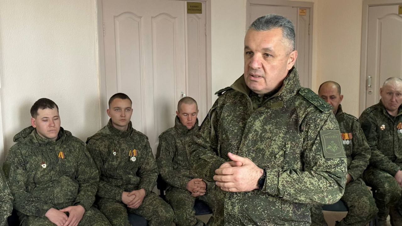 Генерал-лейтенант Роман Греков провел Урок Мужества для кадетов Забайкалья Генерал-лейтенант Роман Греков провел Урок Мужества для кадетов Забайкалья
