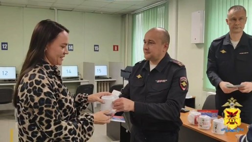 Читинцам, которые успешно сдали экзамены на право вождения автомобиля, торжественно вручили водительские удостоверения