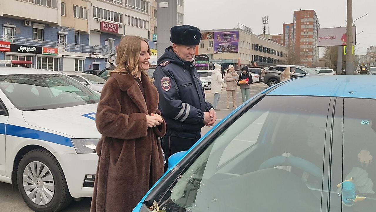 Автоинспекторы поздравили автомобилистов с профессиональным праздником Автоинспекторы поздравили автомобилистов с профессиональным праздником