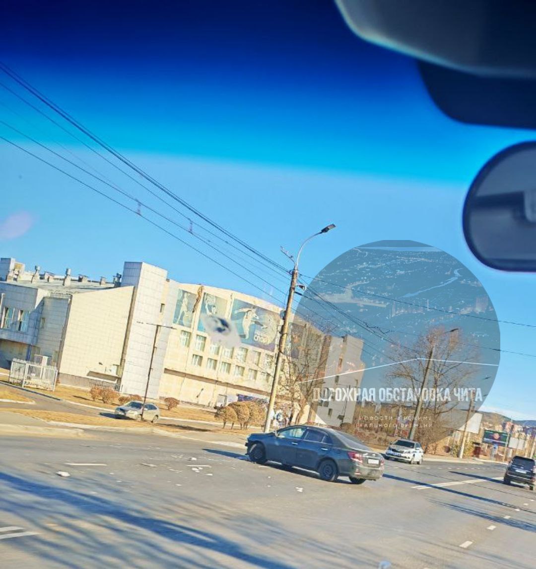 Автомобиль слетел с моста на улице Комсомольской Автомобиль слетел с моста на улице Комсомольской