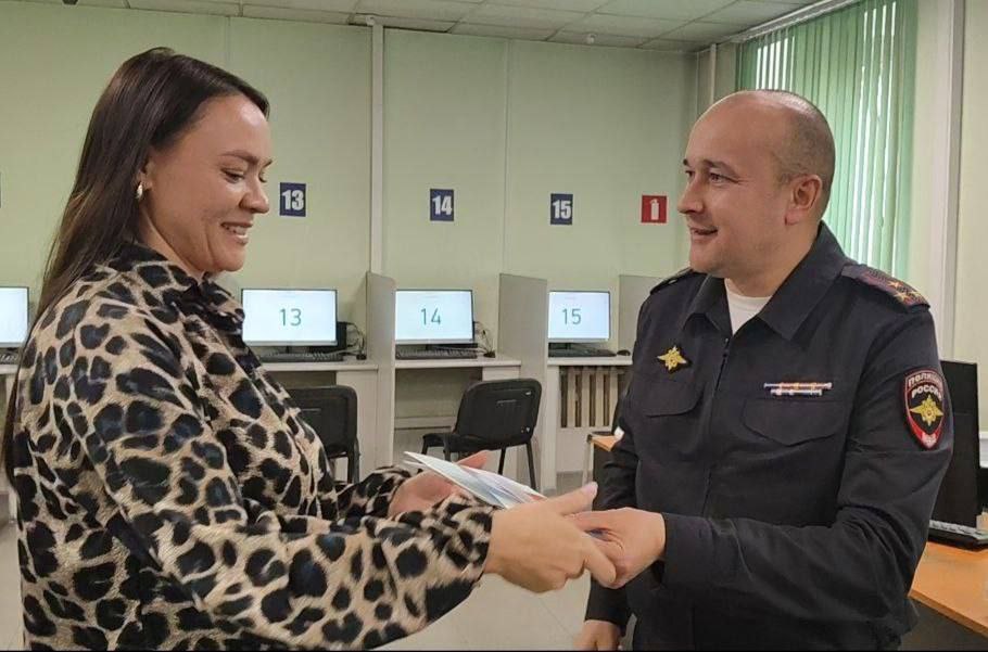 Первые водительские удостоверения вручили новичкам-водителям в Забайкалье ко Дню автомобилиста Первые водительские удостоверения вручили новичкам-водителям в Забайкалье ко Дню автомобилиста