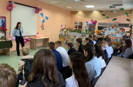 В библиотеках города Читы сотрудники полиции принимают участие тематических мероприятиях в рамках Всероссийского дня правовой помощи детям