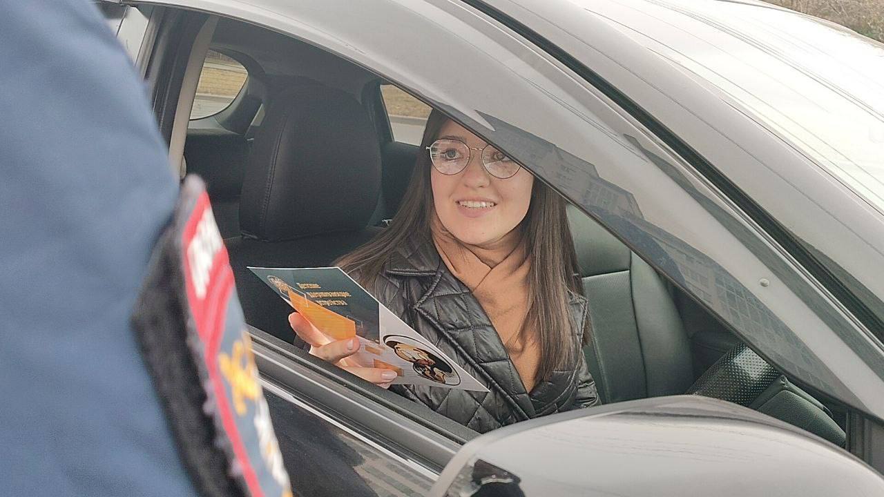 Автоинспекторы поздравили автомобилистов с профессиональным праздником Автоинспекторы поздравили автомобилистов с профессиональным праздником