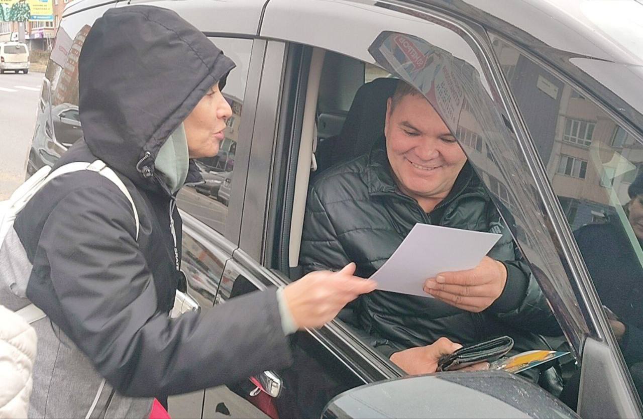 Автоинспекторы поздравили автомобилистов с профессиональным праздником Автоинспекторы поздравили автомобилистов с профессиональным праздником