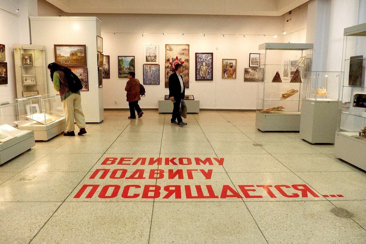 Работы забайкальских художников-любителей и мастеров декоративно-прикладного творчества представили на Всероссийской выставке произведений «Великому подвигу посвящается…», которая открылась 17 октября в Твери и будет... Работы забайкальских художников-любителей и мастеров декоративно-прикладного творчества представили на Всероссийской выставке произведений «Великому подвигу посвящается…», которая открылась 17 октября в Твери и будет...