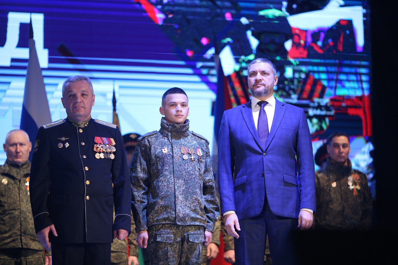 «Эти парни куют Победу»: Забайкальцам-участникам СВО на форуме «Народ и Армия едины» в Чите вручили госнаграды и впервые - медаль губернатора «Эти парни куют Победу»: Забайкальцам-участникам СВО на форуме «Народ и Армия едины» в Чите вручили госнаграды и впервые - медаль губернатора