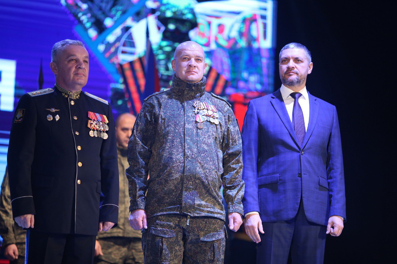 «Эти парни куют Победу»: Забайкальцам-участникам СВО на форуме «Народ и Армия едины» в Чите вручили госнаграды и впервые - медаль губернатора «Эти парни куют Победу»: Забайкальцам-участникам СВО на форуме «Народ и Армия едины» в Чите вручили госнаграды и впервые - медаль губернатора