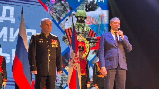 Глава Забайкалья Александр Осипов и замкомандующего ВВО, генерал-лейтенант Роман Греков официально открыли большой двухдневный форум поддержки участников СВО и их семей «Народ и Армия едины» в Чите