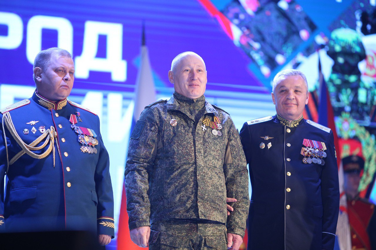 «Эти парни куют Победу»: Забайкальцам-участникам СВО на форуме «Народ и Армия едины» в Чите вручили госнаграды и впервые - медаль губернатора «Эти парни куют Победу»: Забайкальцам-участникам СВО на форуме «Народ и Армия едины» в Чите вручили госнаграды и впервые - медаль губернатора