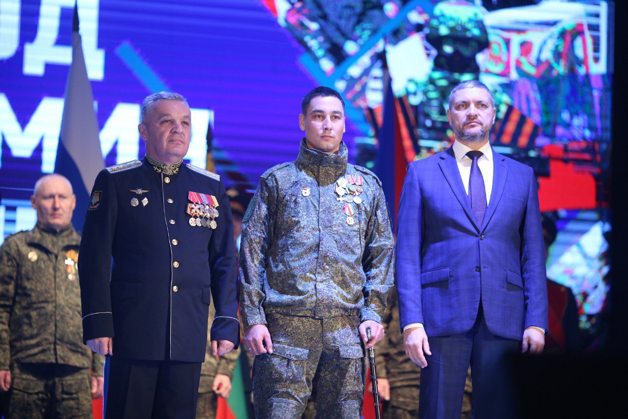 «Эти парни куют Победу»: Забайкальцам-участникам СВО на форуме «Народ и Армия едины» в Чите вручили госнаграды и впервые - медаль губернатора «Эти парни куют Победу»: Забайкальцам-участникам СВО на форуме «Народ и Армия едины» в Чите вручили госнаграды и впервые - медаль губернатора