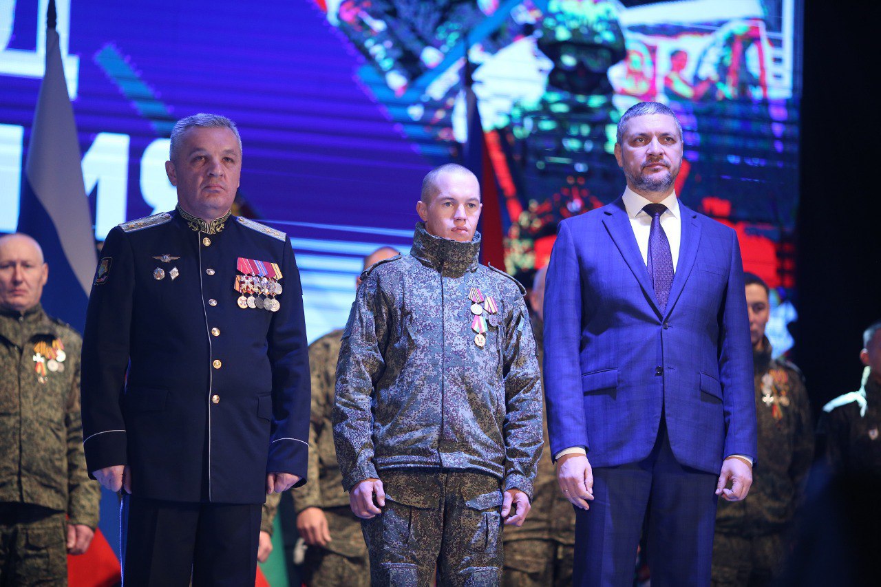 «Эти парни куют Победу»: Забайкальцам-участникам СВО на форуме «Народ и Армия едины» в Чите вручили госнаграды и впервые - медаль губернатора «Эти парни куют Победу»: Забайкальцам-участникам СВО на форуме «Народ и Армия едины» в Чите вручили госнаграды и впервые - медаль губернатора
