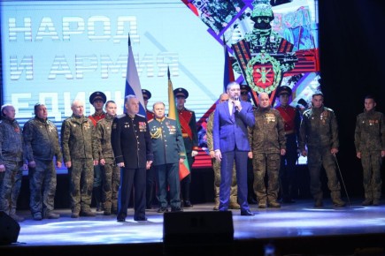 «Эти парни куют Победу»: Забайкальцам-участникам СВО на форуме «Народ и Армия едины» в Чите вручили госнаграды и впервые - медаль губернатора