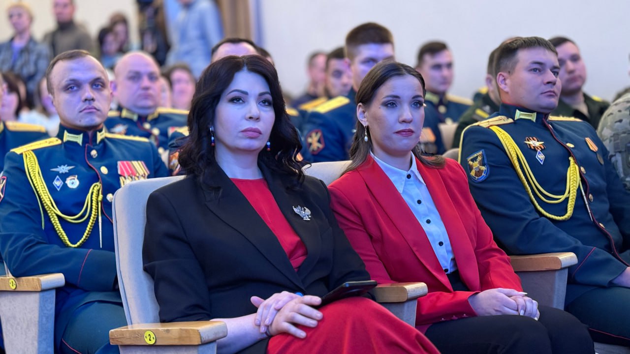 Глава Забайкалья Александр Осипов и замкомандующего ВВО, генерал-лейтенант Роман Греков официально открыли большой двухдневный форум поддержки участников СВО и их семей «Народ и Армия едины» в Чите Глава Забайкалья Александр Осипов и замкомандующего ВВО, генерал-лейтенант Роман Греков официально открыли большой двухдневный форум поддержки участников СВО и их семей «Народ и Армия едины» в Чите
