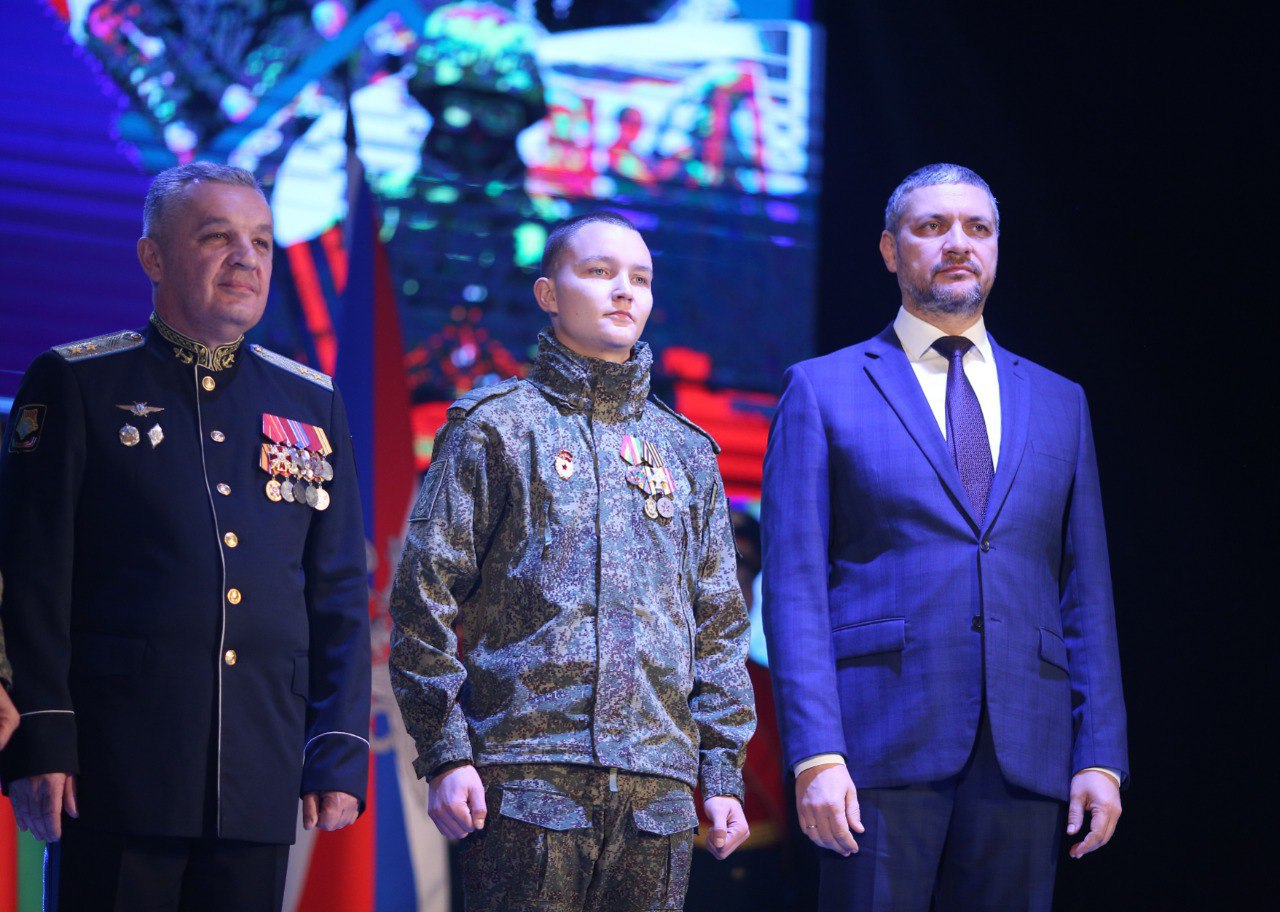 «Эти парни куют Победу»: Забайкальцам-участникам СВО на форуме «Народ и Армия едины» в Чите вручили госнаграды и впервые - медаль губернатора «Эти парни куют Победу»: Забайкальцам-участникам СВО на форуме «Народ и Армия едины» в Чите вручили госнаграды и впервые - медаль губернатора