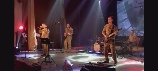 – Браво!. Восхищенные крики то и дело доносятся из зрительного зала Дома офицеров – там проходит концерт музыкального ансамбля Восточного военного округа «Мы Есть Мы»