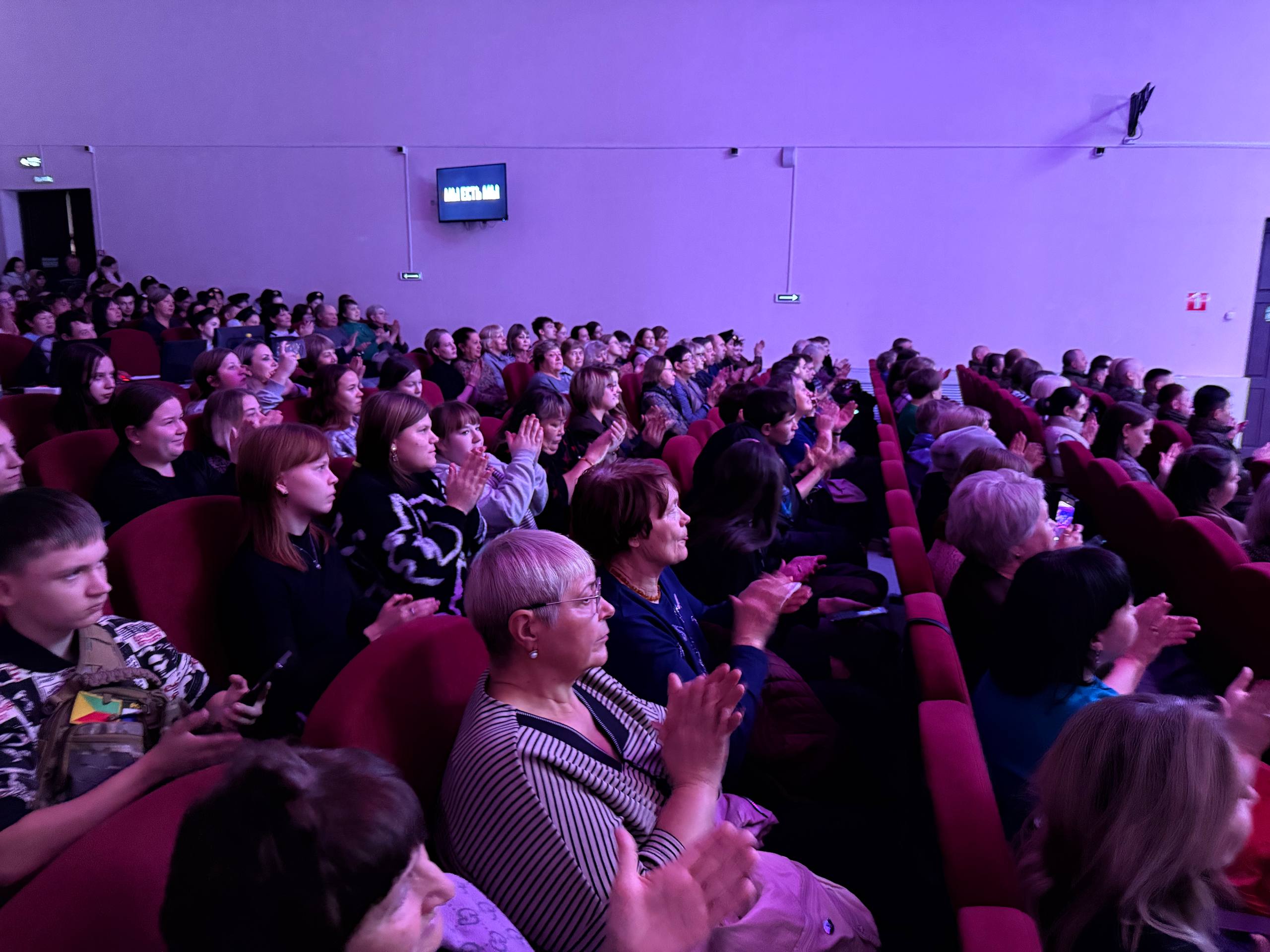 В эти минуты в стенах концертного зала в Борзе проходит концерт группы «Мы есть мы» В эти минуты в стенах концертного зала в Борзе проходит концерт группы «Мы есть мы»