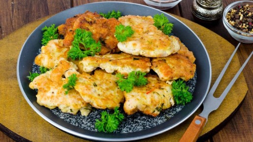 Нежные оладьи с хрустящей корочкой сметут со стола вмиг: будут готовы за 15 минут