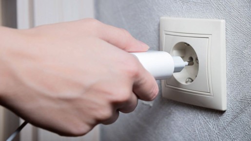 На розетках не останется ни пылинки: запомните самый безопасный способ чистки