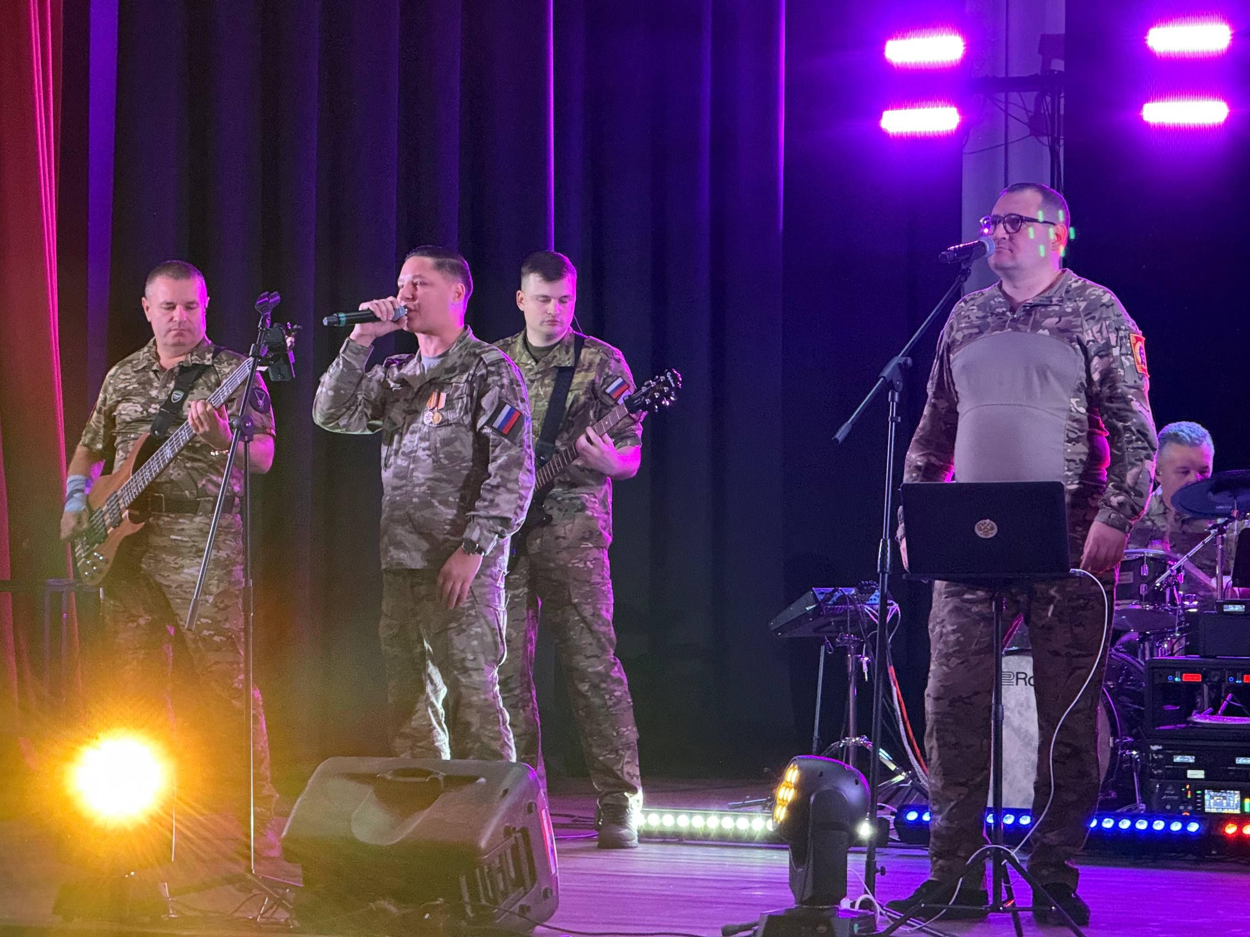 В эти минуты в стенах концертного зала в Борзе проходит концерт группы «Мы есть мы» В эти минуты в стенах концертного зала в Борзе проходит концерт группы «Мы есть мы»