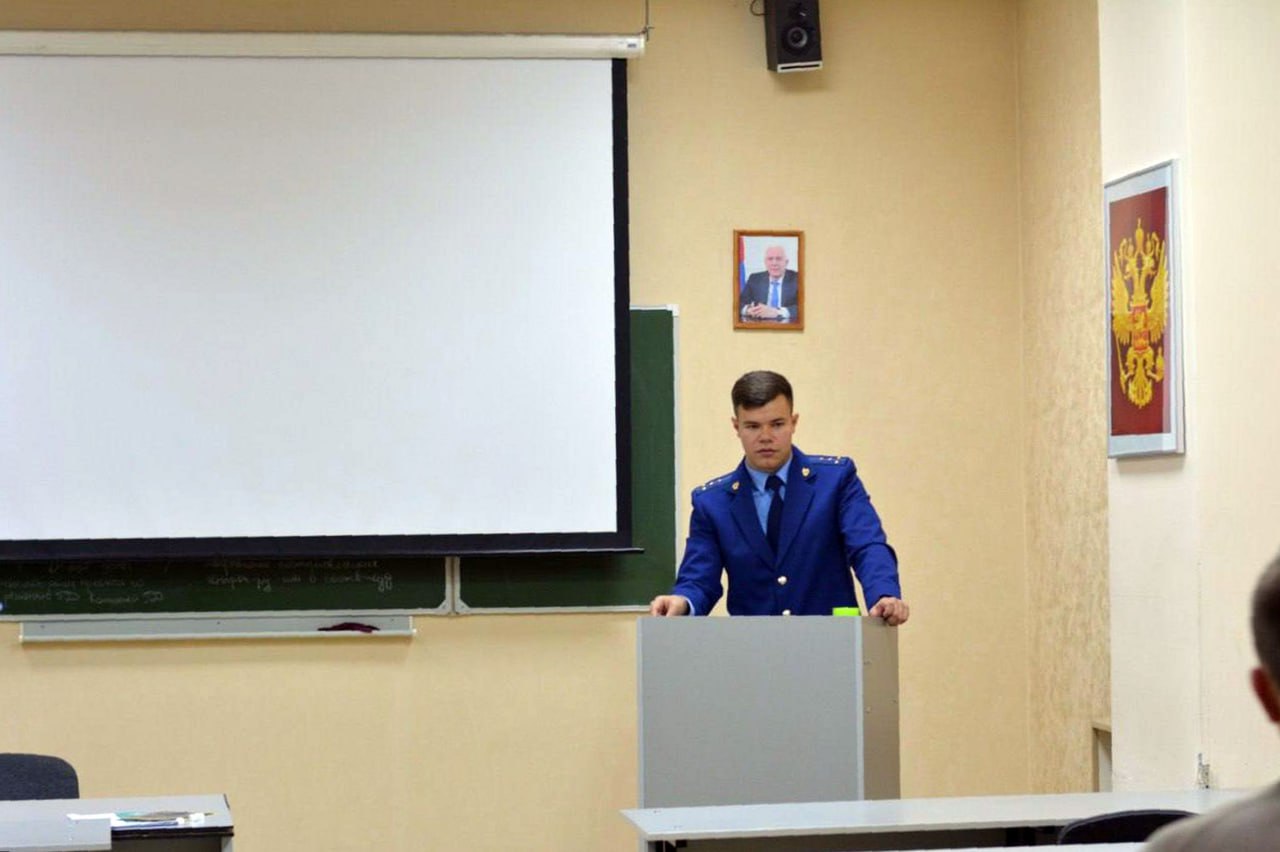 В ходе служебной командировки в Иркутск заместитель прокурора Центрального района Читы Дмитрий Суханов провел учебное занятие со студентами 5 курса Иркутского юридического института (филиала) Университета прокуратуры... В ходе служебной командировки в Иркутск заместитель прокурора Центрального района Читы Дмитрий Суханов провел учебное занятие со студентами 5 курса Иркутского юридического института (филиала) Университета прокуратуры...