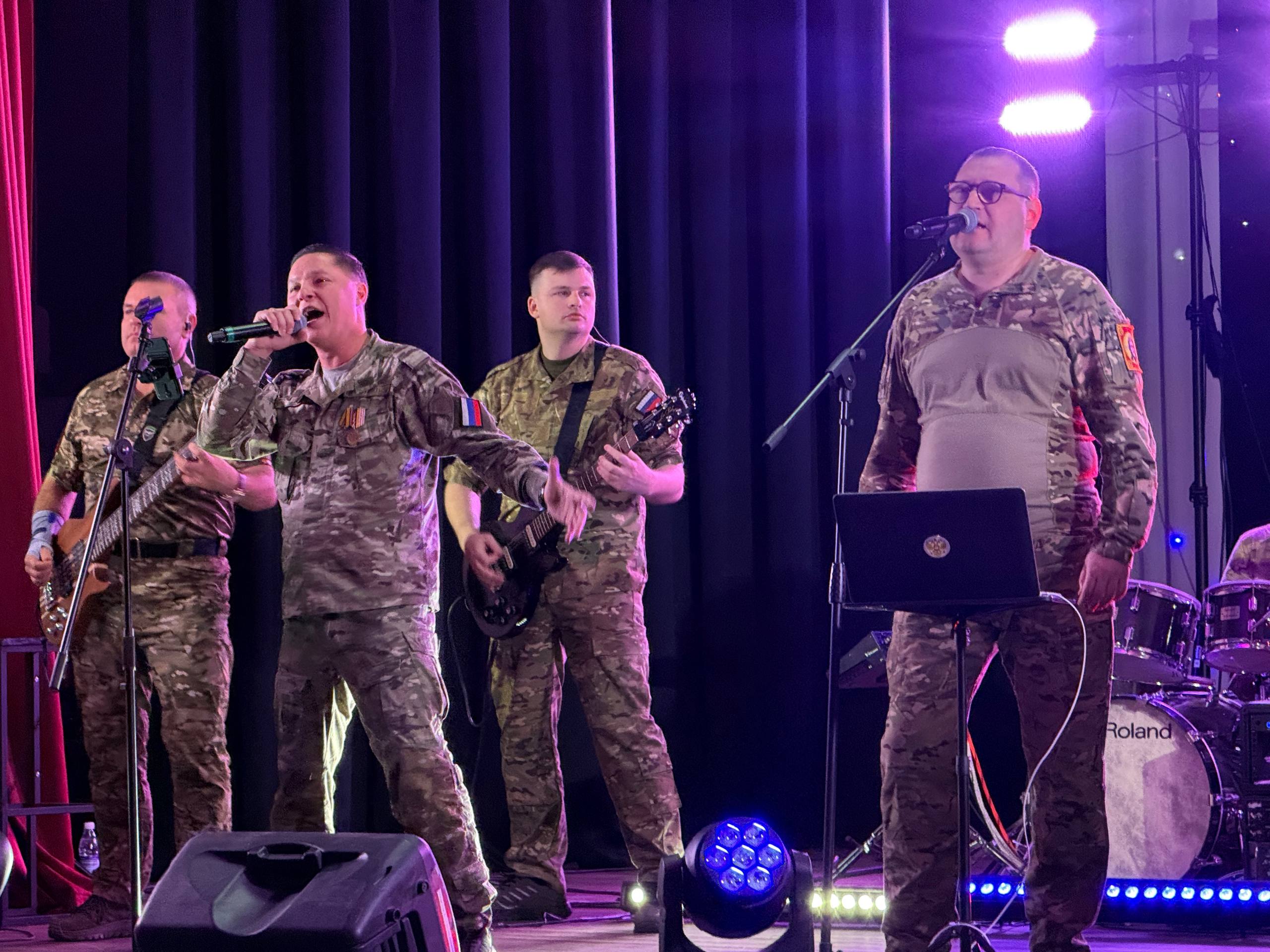 В эти минуты в стенах концертного зала в Борзе проходит концерт группы «Мы есть мы» В эти минуты в стенах концертного зала в Борзе проходит концерт группы «Мы есть мы»