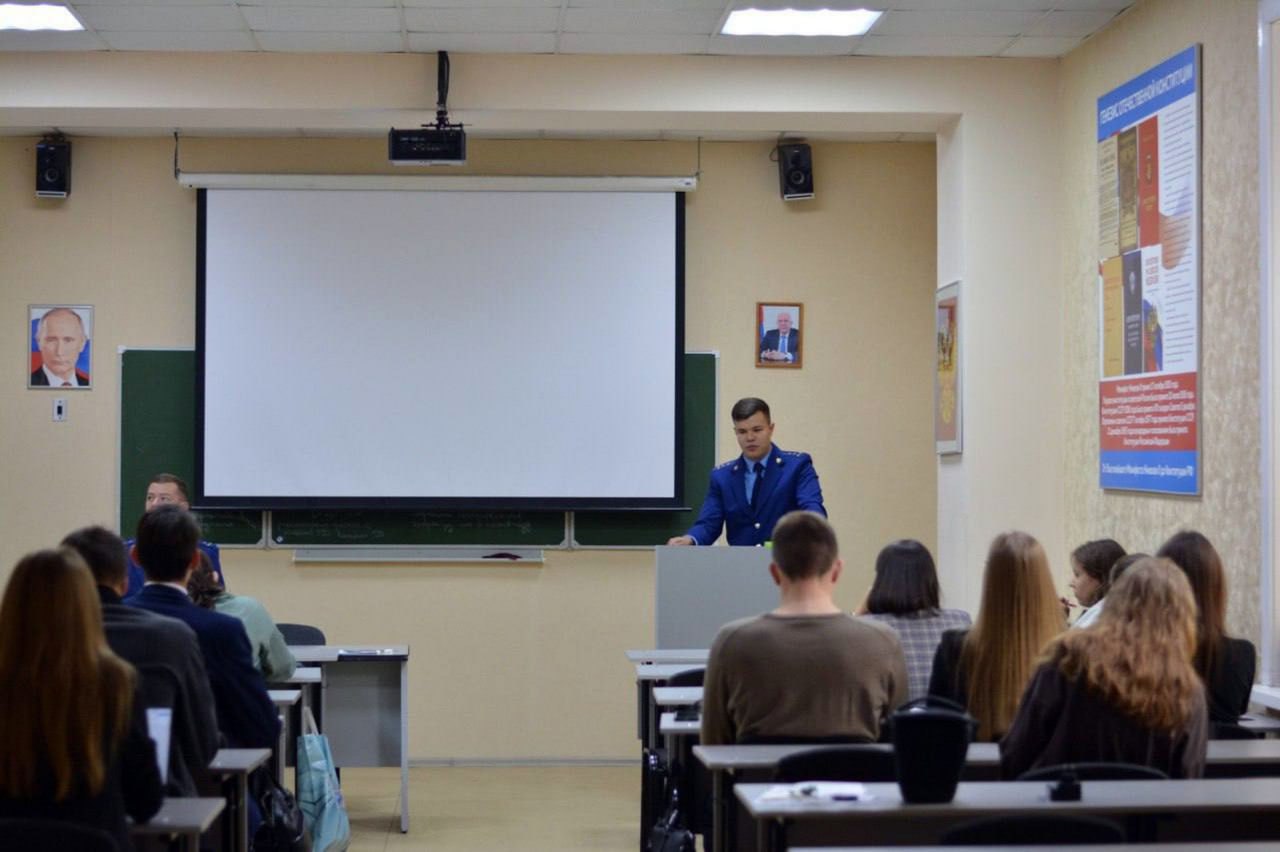 В ходе служебной командировки в Иркутск заместитель прокурора Центрального района Читы Дмитрий Суханов провел учебное занятие со студентами 5 курса Иркутского юридического института (филиала) Университета прокуратуры... В ходе служебной командировки в Иркутск заместитель прокурора Центрального района Читы Дмитрий Суханов провел учебное занятие со студентами 5 курса Иркутского юридического института (филиала) Университета прокуратуры...