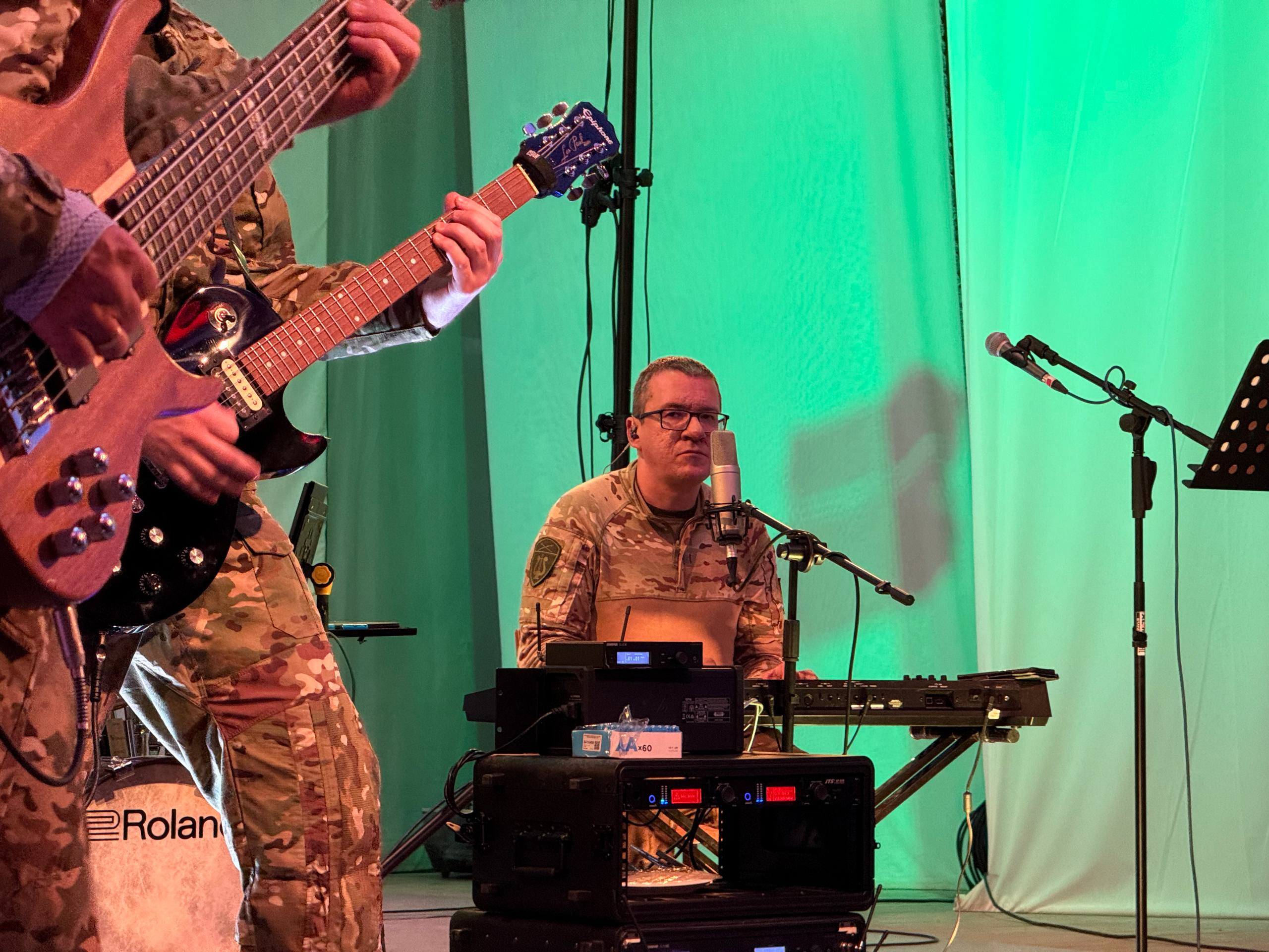 Очередной полный зал встретил музыкальный ансамбль Восточного военного округа «Мы есть мы» Очередной полный зал встретил музыкальный ансамбль Восточного военного округа «Мы есть мы»