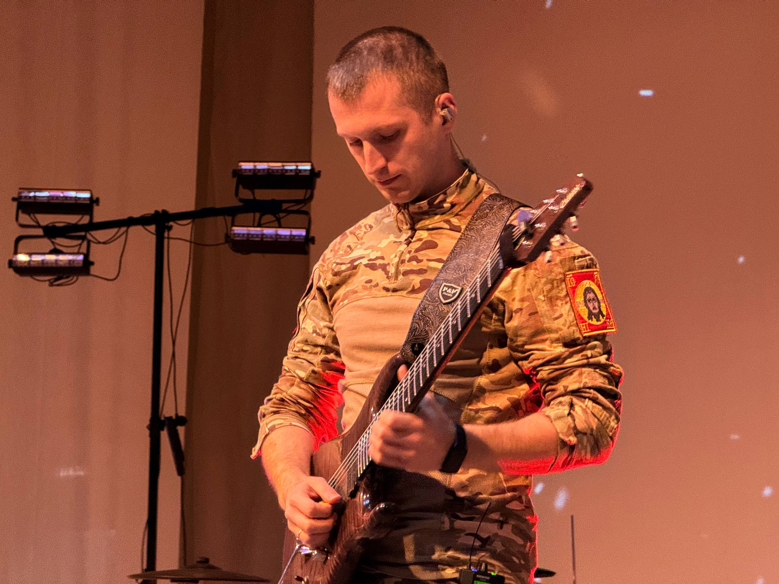 Очередной полный зал встретил музыкальный ансамбль Восточного военного округа «Мы есть мы»