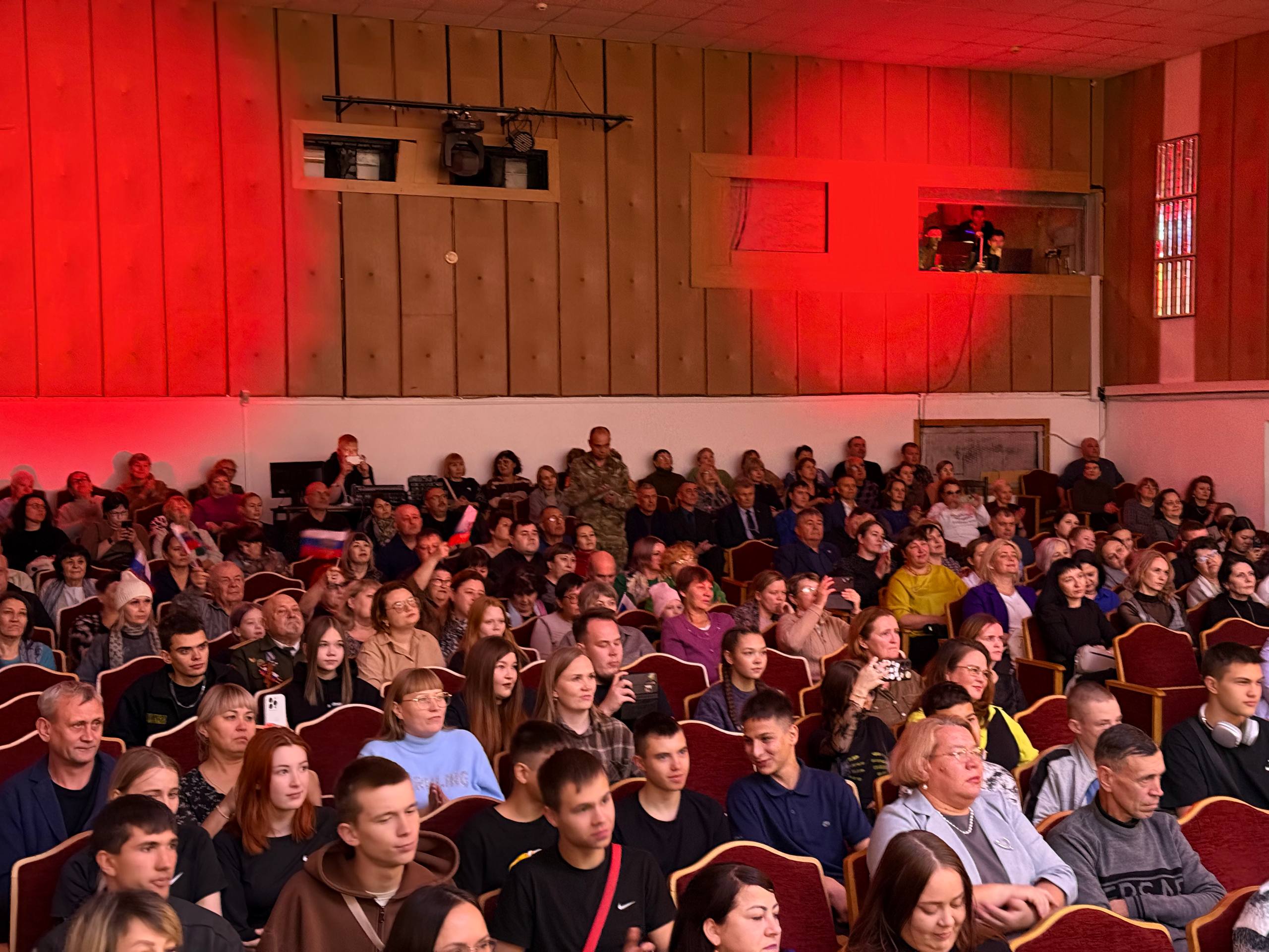 Очередной полный зал встретил музыкальный ансамбль Восточного военного округа «Мы есть мы» Очередной полный зал встретил музыкальный ансамбль Восточного военного округа «Мы есть мы»