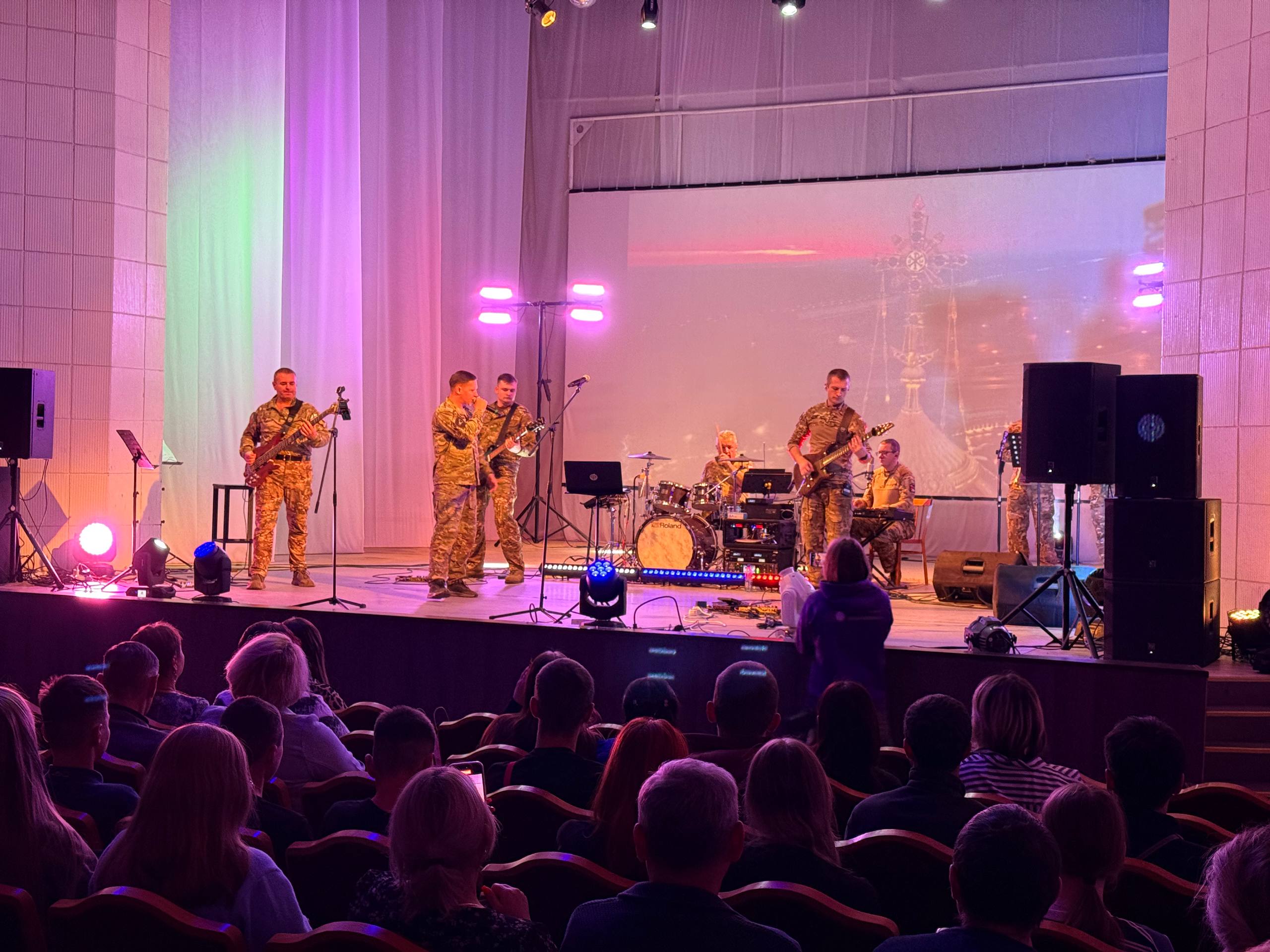 Очередной полный зал встретил музыкальный ансамбль Восточного военного округа «Мы есть мы» Очередной полный зал встретил музыкальный ансамбль Восточного военного округа «Мы есть мы»