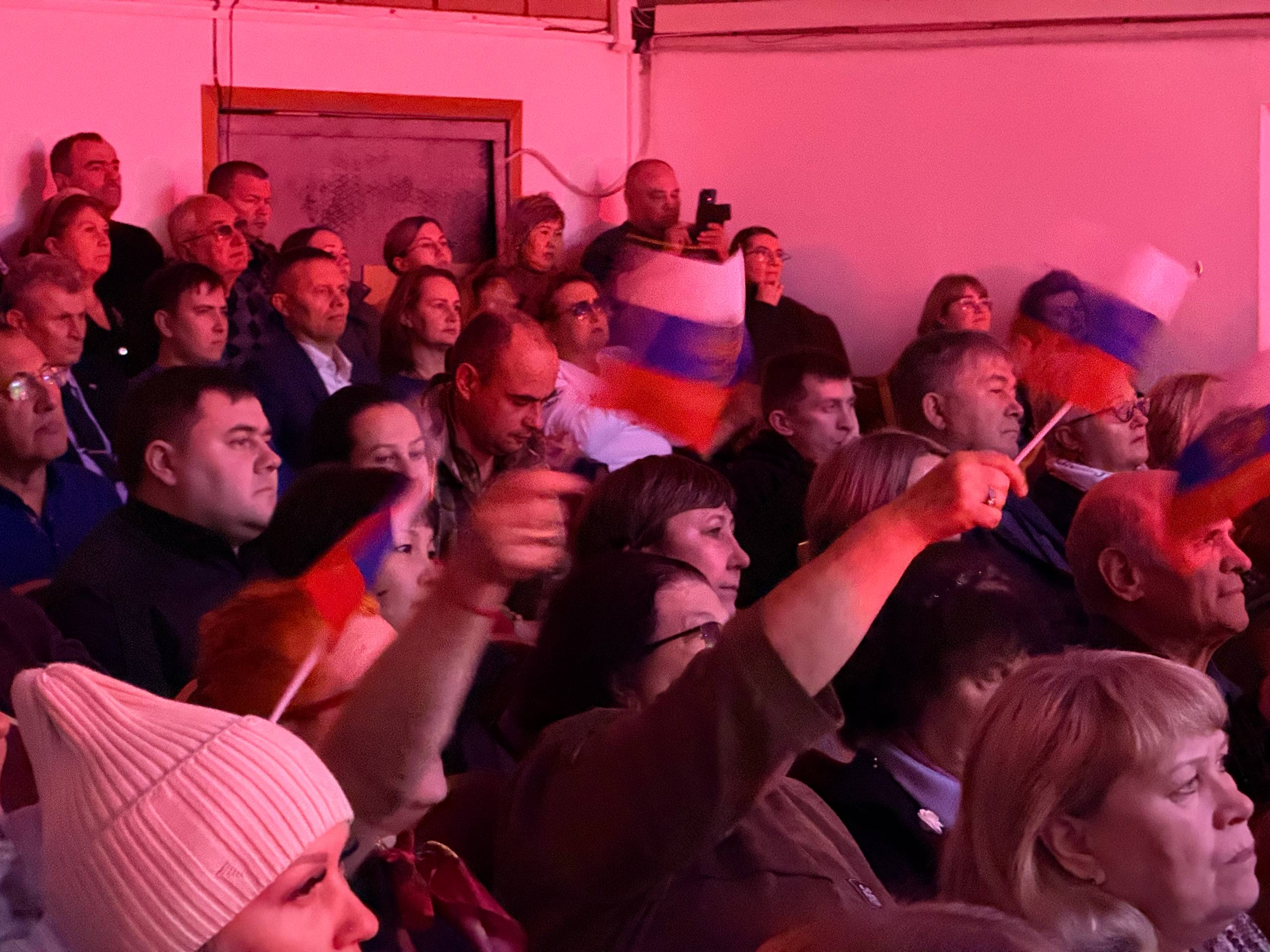 Очередной полный зал встретил музыкальный ансамбль Восточного военного округа «Мы есть мы» Очередной полный зал встретил музыкальный ансамбль Восточного военного округа «Мы есть мы»