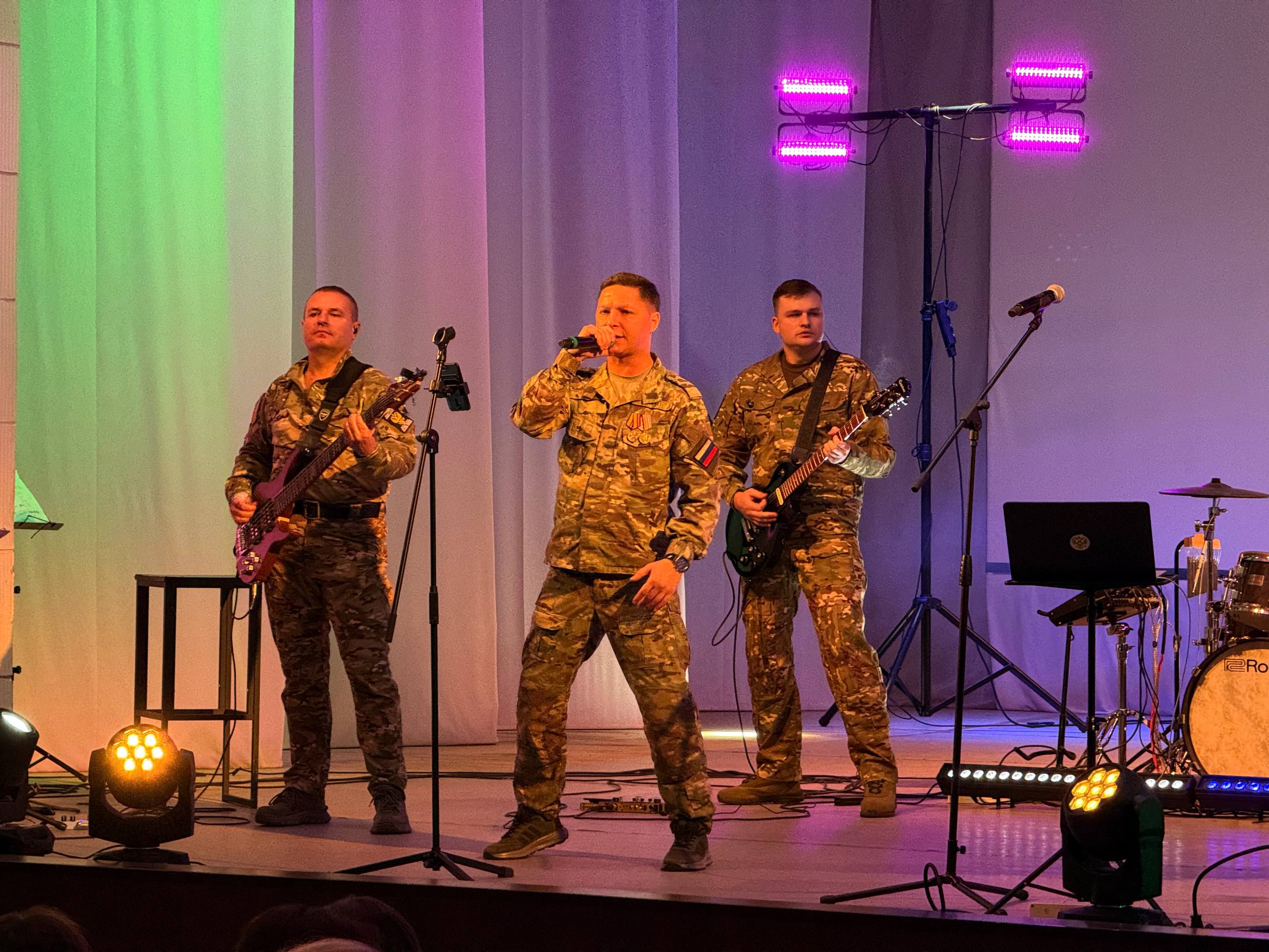 Очередной полный зал встретил музыкальный ансамбль Восточного военного округа «Мы есть мы» Очередной полный зал встретил музыкальный ансамбль Восточного военного округа «Мы есть мы»