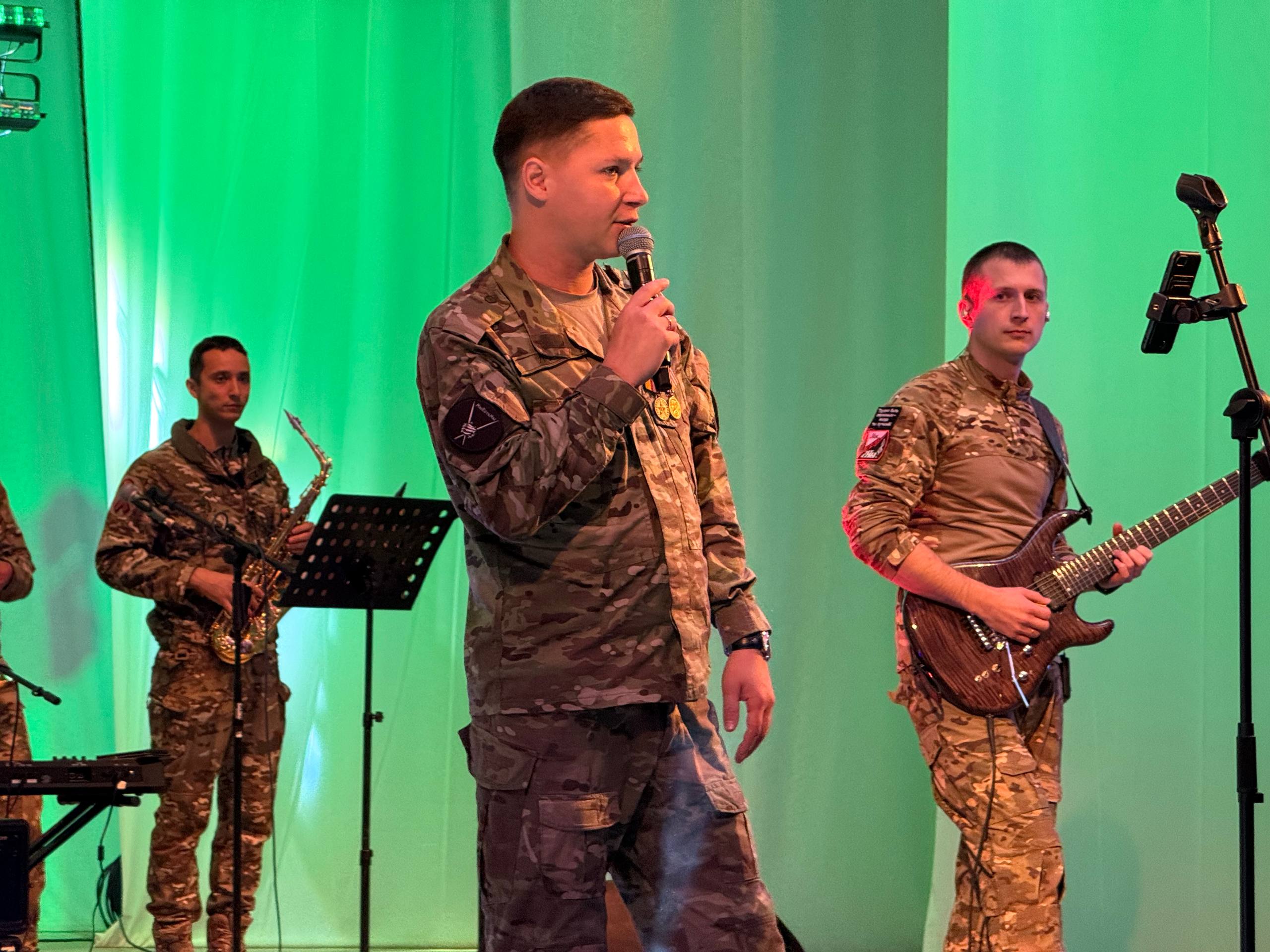 Очередной полный зал встретил музыкальный ансамбль Восточного военного округа «Мы есть мы» Очередной полный зал встретил музыкальный ансамбль Восточного военного округа «Мы есть мы»