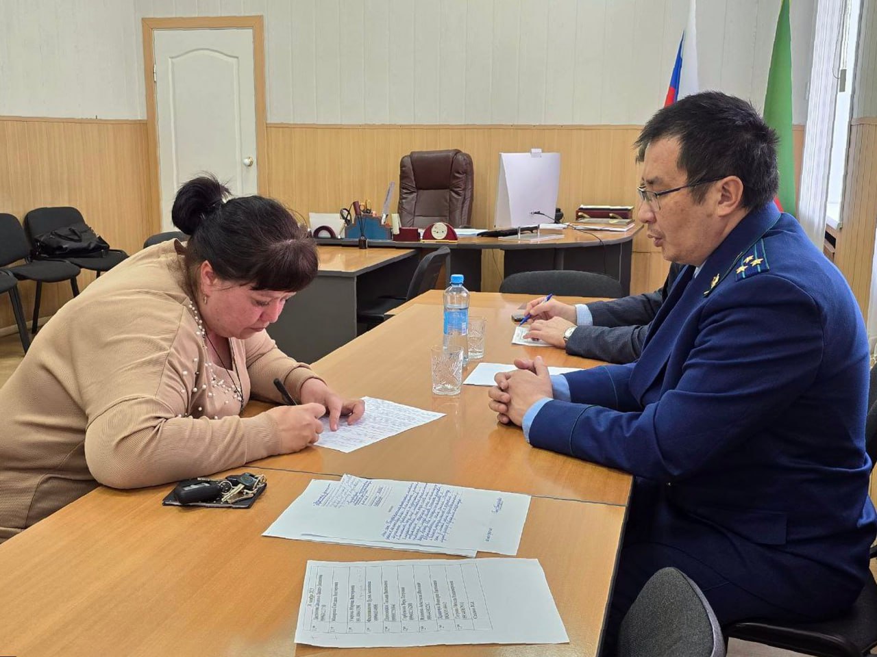 Петровск-Забайкальский межрайонный прокурор Арсалан Бадмаев и глава муниципального округа Николай Горюнов в здании администрации провели совместный личный прием участников специальной военной операции и членов их семей Петровск-Забайкальский межрайонный прокурор Арсалан Бадмаев и глава муниципального округа Николай Горюнов в здании администрации провели совместный личный прием участников специальной военной операции и членов их семей
