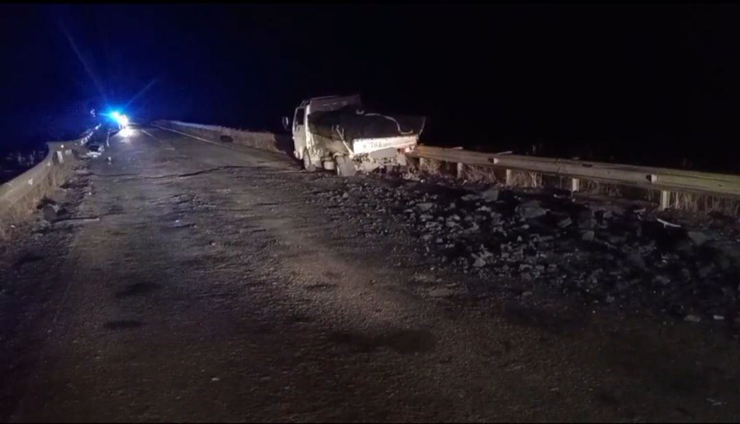 30 октября в вечернее время на РАД "Краснокаменск-Мациевская", 35 км по предварительным данным произошло столкновение двух транспортных средств "Тойота Камри" и "Мазда Титан" 30 октября в вечернее время на РАД "Краснокаменск-Мациевская", 35 км по предварительным данным произошло столкновение двух транспортных средств "Тойота Камри" и "Мазда Титан"