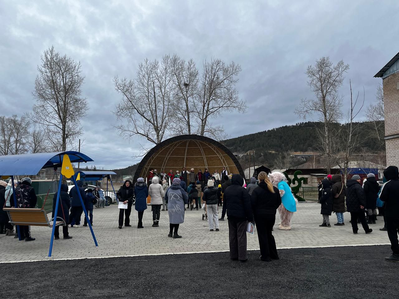 Как в сказке: в Новокручининском благоустроили две территории, на одной из них появился детский игровой комплекс в виде корабля Как в сказке: в Новокручининском благоустроили две территории, на одной из них появился детский игровой комплекс в виде корабля