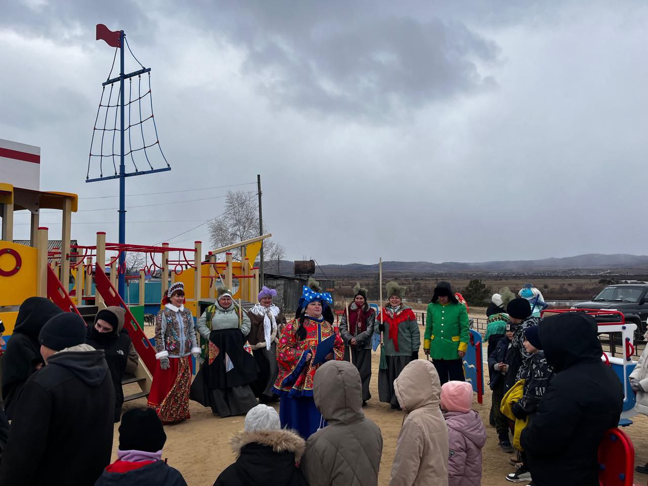 Как в сказке: в Новокручининском благоустроили две территории, на одной из них появился детский игровой комплекс в виде корабля Как в сказке: в Новокручининском благоустроили две территории, на одной из них появился детский игровой комплекс в виде корабля