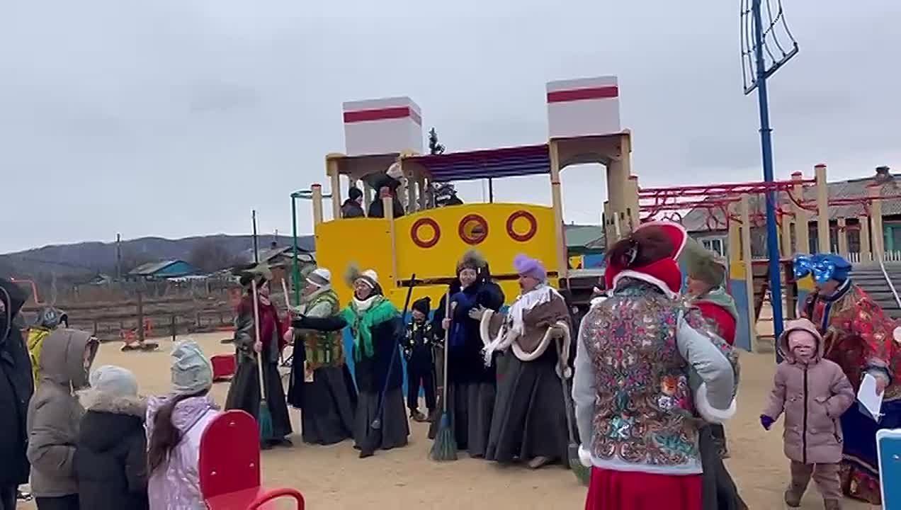 Как в сказке: в Новокручининском благоустроили две территории, на одной из них появился детский игровой комплекс в виде корабля