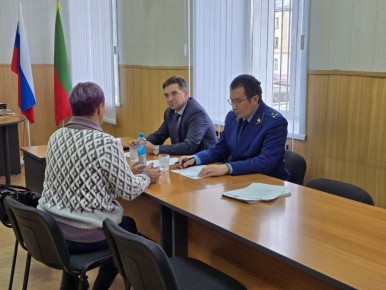 Петровск-Забайкальский межрайонный прокурор Арсалан Бадмаев и глава муниципального округа Николай Горюнов в здании администрации провели совместный личный прием участников специальной военной операции и членов их семей