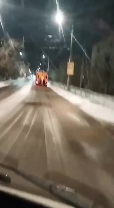 Техника МБУ «ДМРСУ» начала обработку улиц города после выхода снега. На выходе пока 6 пекоразбрасывателей , 3 щётки на базе трактора «Белорусь»