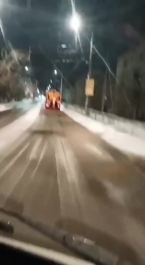 Техника МБУ «ДМРСУ» начала обработку улиц города после выхода снега. На выходе пока 6 пекоразбрасывателей , 3 щётки на базе трактора «Белорусь»