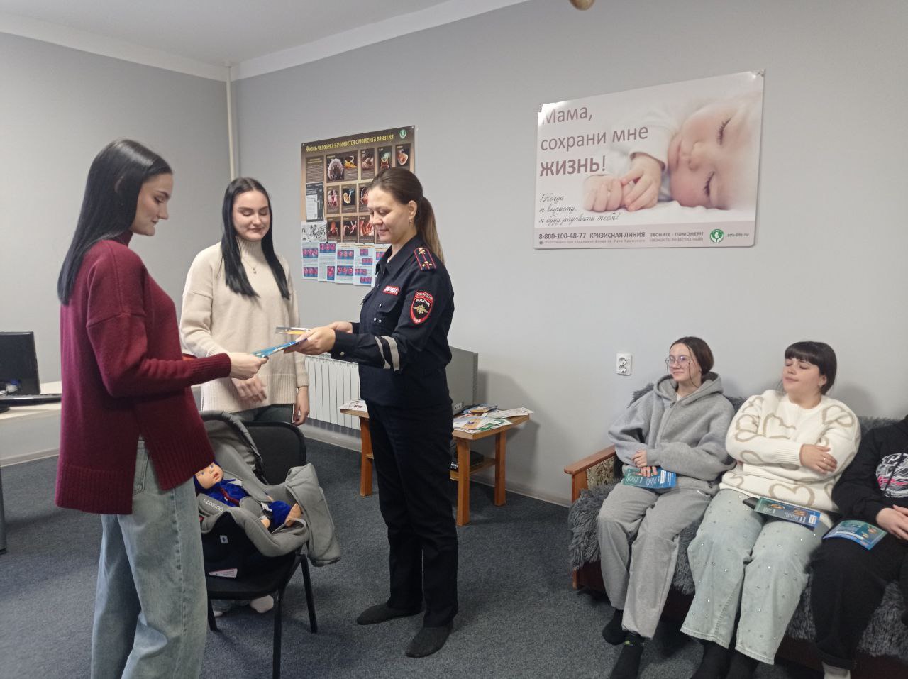 В Краснокаменске сотрудники Госавтоинспекции и медицинские работники проводят тренинги для будущих родителей по профилактике дорожно-транспортных происшествий с участием детей-пассажиров