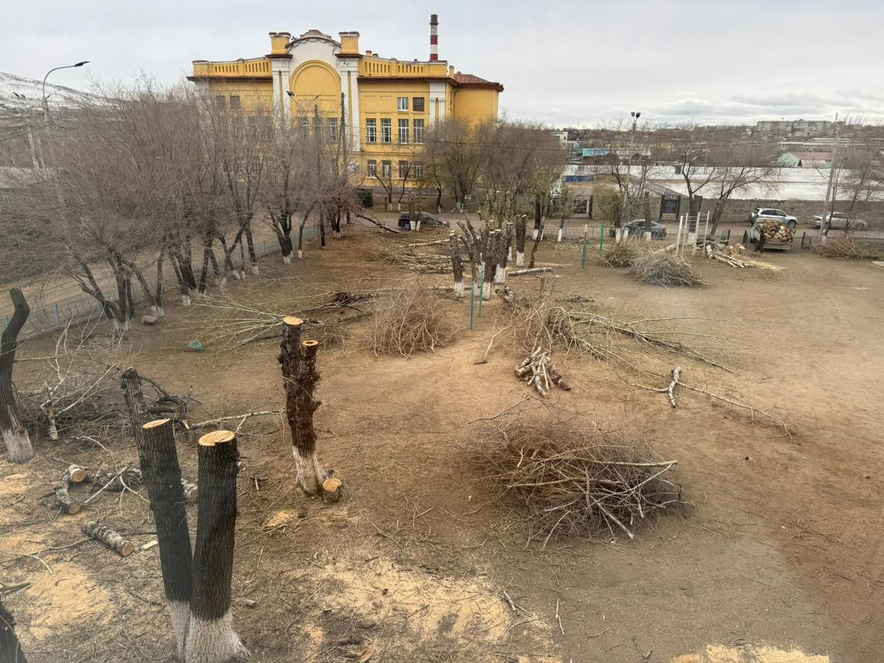 "Депутат с молотком" строит хоккейные коробки и вдохновляет жителей на субботники "Депутат с молотком" строит хоккейные коробки и вдохновляет жителей на субботники