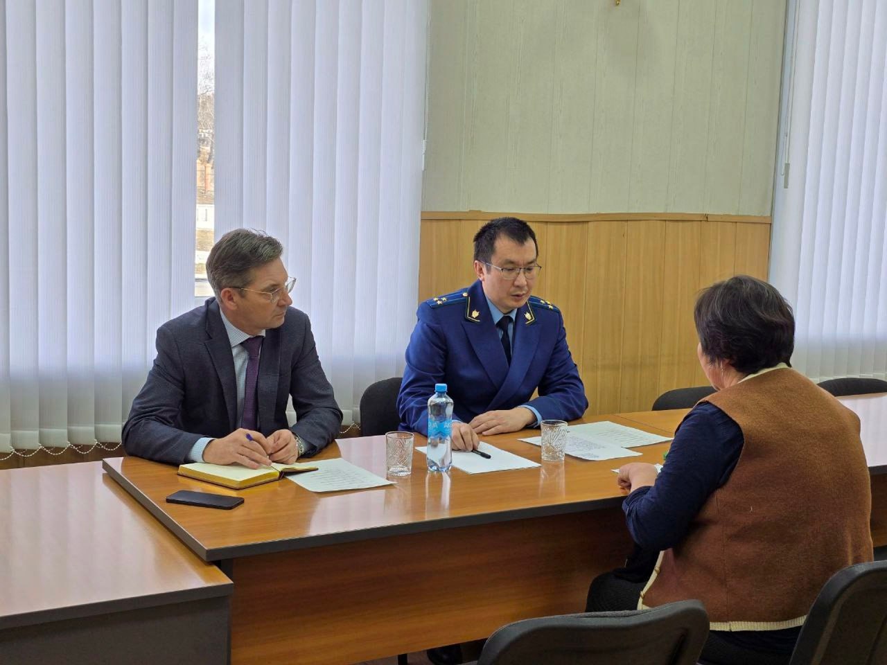 Петровск-Забайкальский межрайонный прокурор Арсалан Бадмаев и глава муниципального округа Николай Горюнов в здании администрации провели совместный личный прием участников специальной военной операции и членов их семей Петровск-Забайкальский межрайонный прокурор Арсалан Бадмаев и глава муниципального округа Николай Горюнов в здании администрации провели совместный личный прием участников специальной военной операции и членов их семей