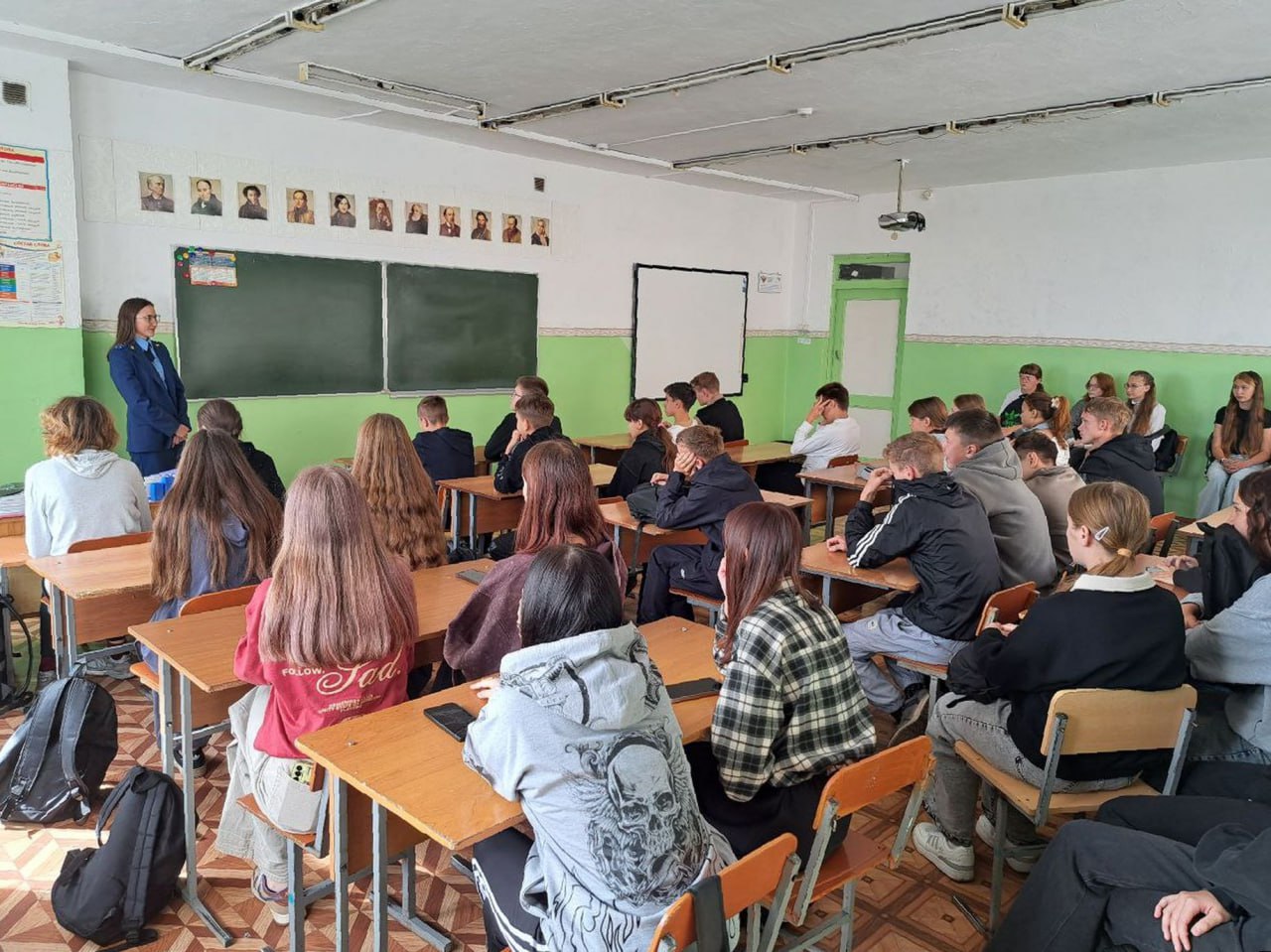 Прокуратура Нерчинского района в рамках работы по правовому просвещению, а также профилактики безнадзорности и правонарушений несовершеннолетних встретилась с учениками 9-х классов средней общеобразовательной школы г.... Прокуратура Нерчинского района в рамках работы по правовому просвещению, а также профилактики безнадзорности и правонарушений несовершеннолетних встретилась с учениками 9-х классов средней общеобразовательной школы г....