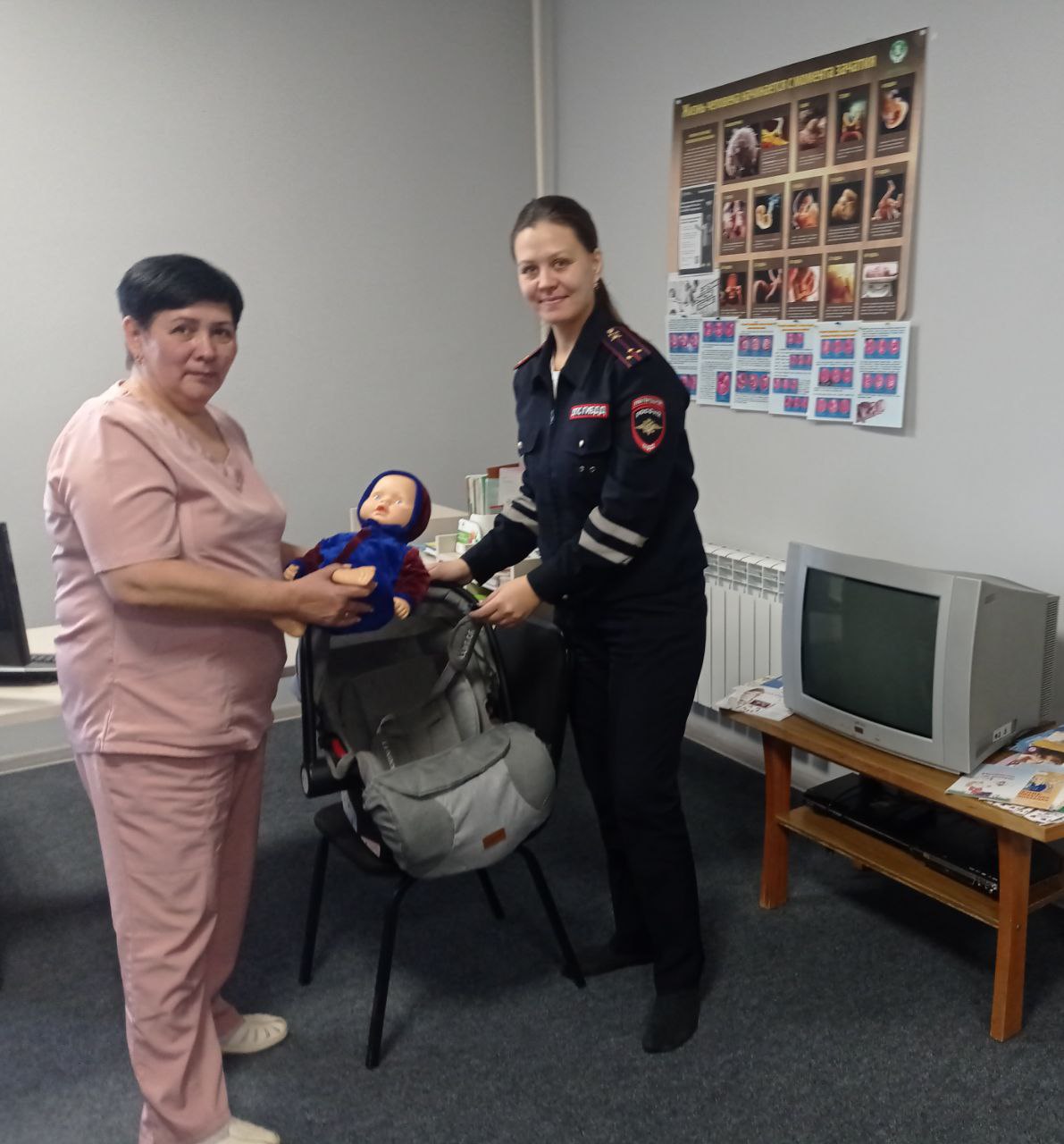 В Краснокаменске сотрудники Госавтоинспекции и медицинские работники проводят тренинги для будущих родителей по профилактике дорожно-транспортных происшествий с участием детей-пассажиров В Краснокаменске сотрудники Госавтоинспекции и медицинские работники проводят тренинги для будущих родителей по профилактике дорожно-транспортных происшествий с участием детей-пассажиров